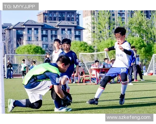 足球巨星亲临指导青少年亲身传授实战技巧提升全面足球素养 足球巨星亲临指导青少年亲身传授实战技巧提升全面足球素养
