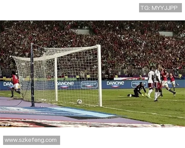 足球场上球星激凸瞬间引发热议球迷热情讨论背后隐藏的体育文化现象