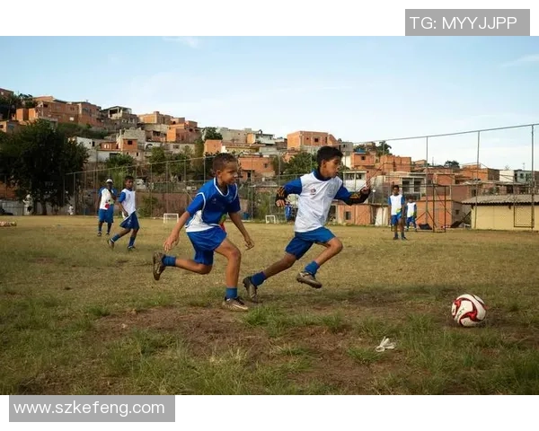 足球巨星变身教练 从绿茵场到课堂上 教你掌握职业足球的秘诀 足球巨星变身教练 从绿茵场到课堂上 教你掌握职业足球的秘诀